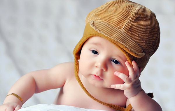 Маленький ребенок подложил руку под голову