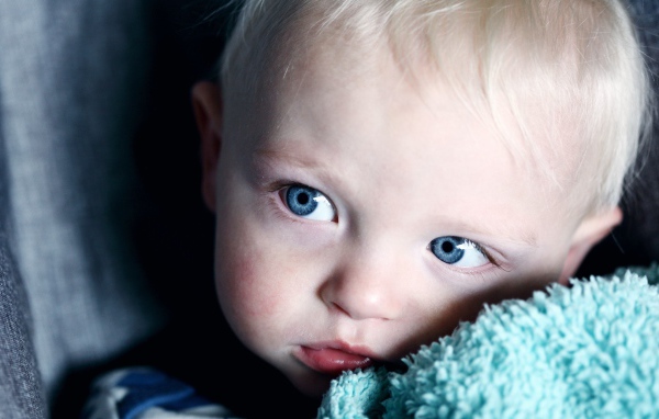 Маленький светловолосый мальчик с голубыми глазами