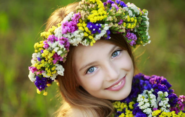 Красивая голубоглазая девочка с венком на голове