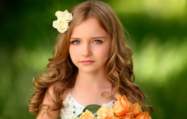 Красивая девочка с цветами в волосах