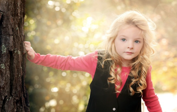 Красивая девочка с белыми кудрями