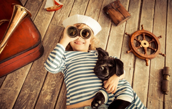 Мальчик с собакой играют в матросов