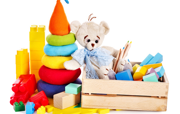 Детские игрушки на белом фоне