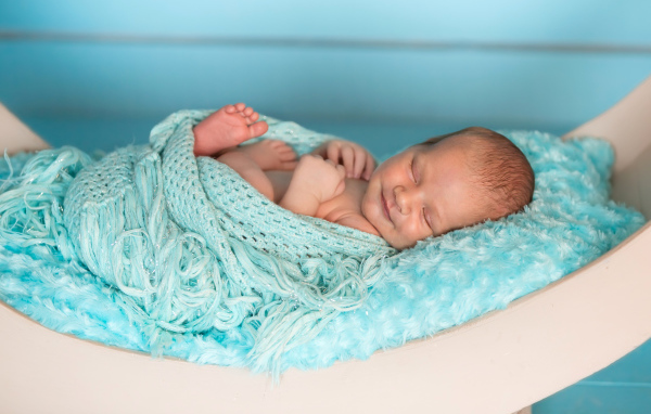 Милый грудной ребенок улыбается во сне