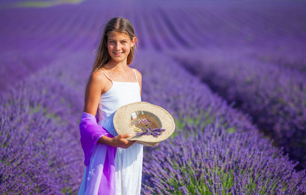 Девочка с белом сарафане на лавандовом поле