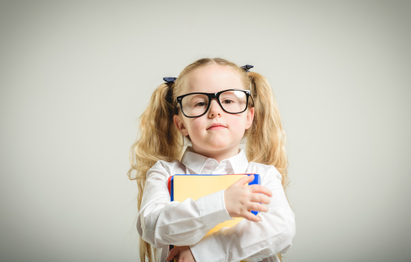 Девочка школьница в очках с книгами