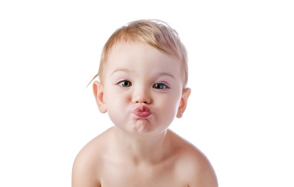 Воздушный поцелуй маленького ребенка