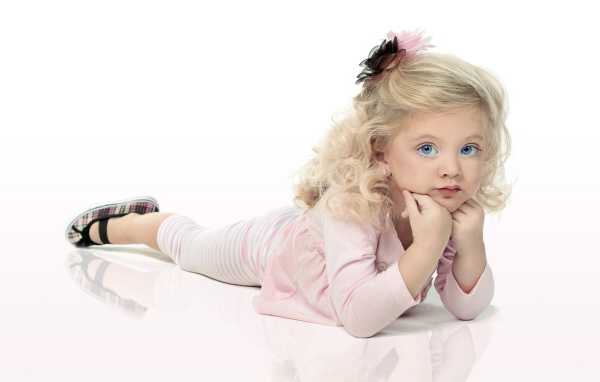 Маленькая красивая девочка со светлыми волосами