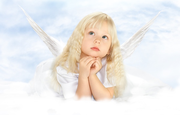 Маленькая девочка блондинка с крыльями ангела