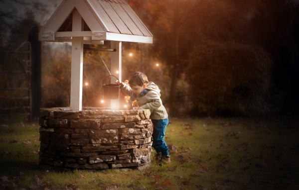 Маленький мальчик у колодца 