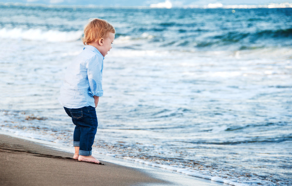 Маленький мальчик на берегу моря 