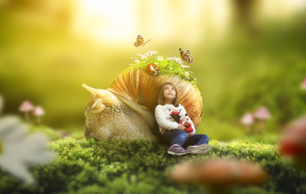 Маленькая девочка с большой улиткой