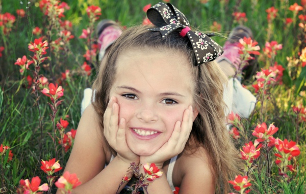 Маленькая девочка с бантом на голове