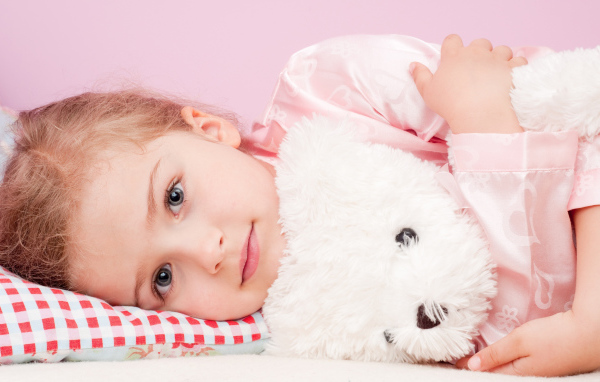 Маленькая девочка с белым игрушечным медведем