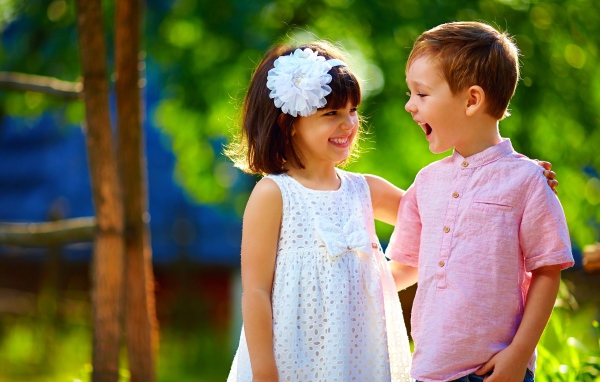 Маленькие улыбающиеся мальчик и девочка