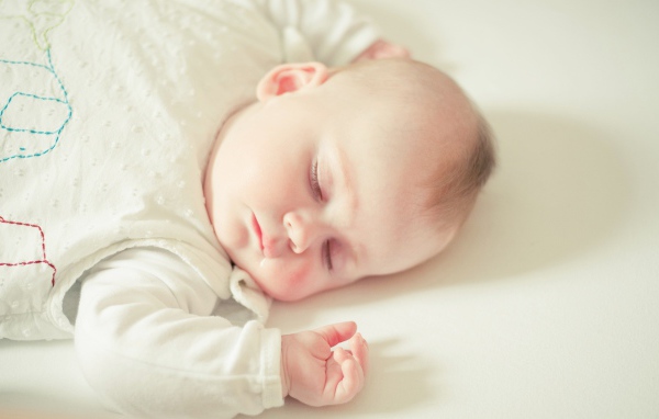 Спящий милый грудной ребенок