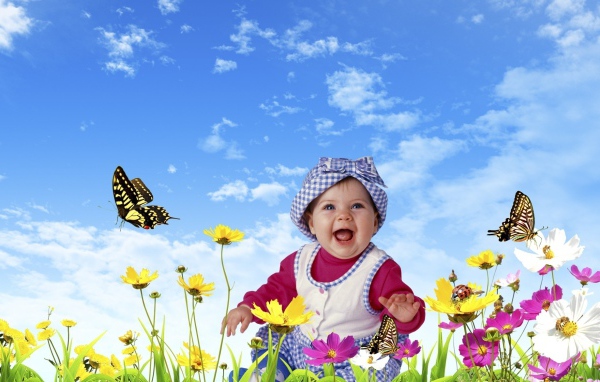 Улыбающийся ребенок на фоне голубого неба