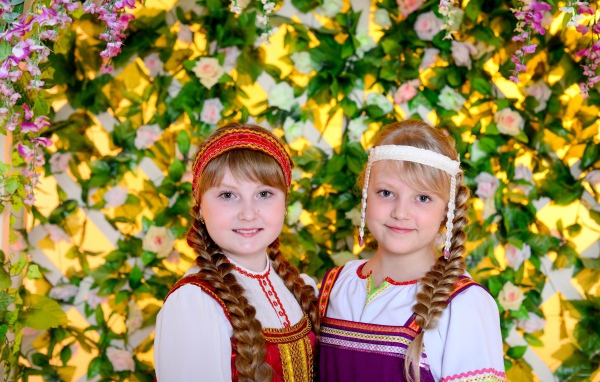 Две девочки в народных костюмах