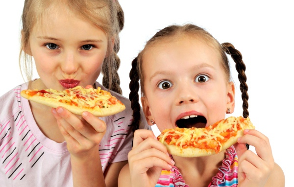 Две маленькие девочки с пиццей