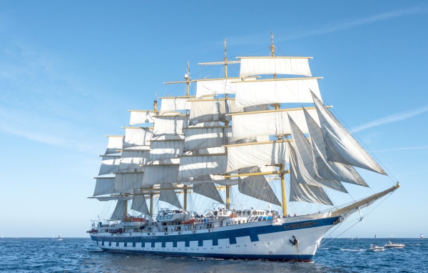Круизное парусное судно Royal Clipper в море