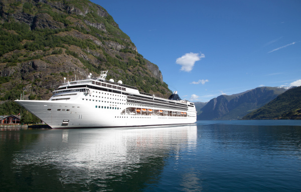 Большой круизный лайнер в заливе