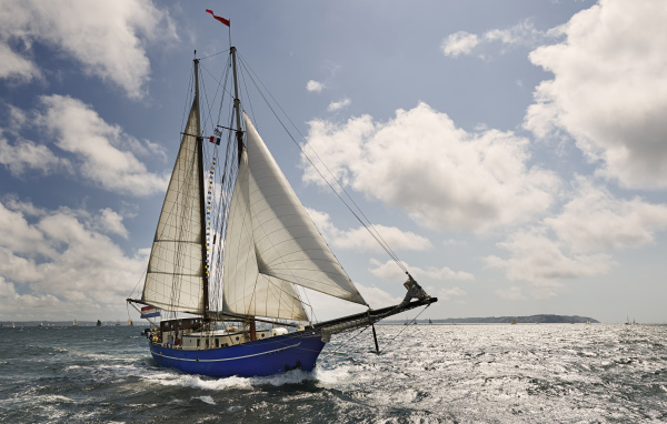 Парусно судно в море солнечным днем