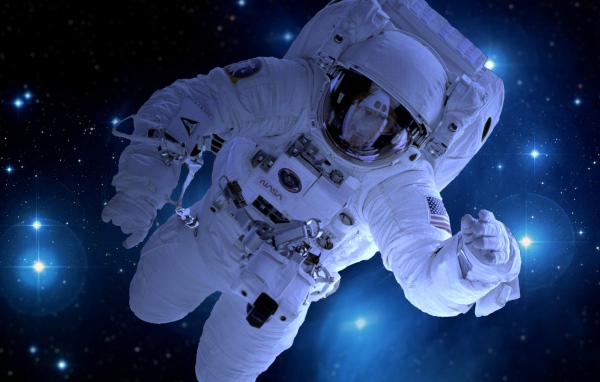 Астронавт в открытом космосе среди звезд