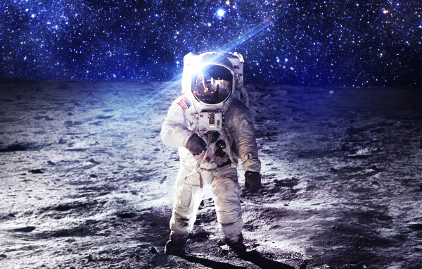 Астронавт идет по поверхности луны