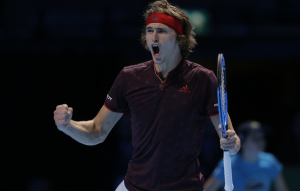 Профессиональный теннисист Александр Зверев с ракеткой кричит на корте 