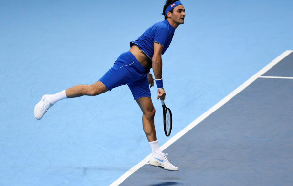 Швейцарский теннисист Роджер Федерер на корте