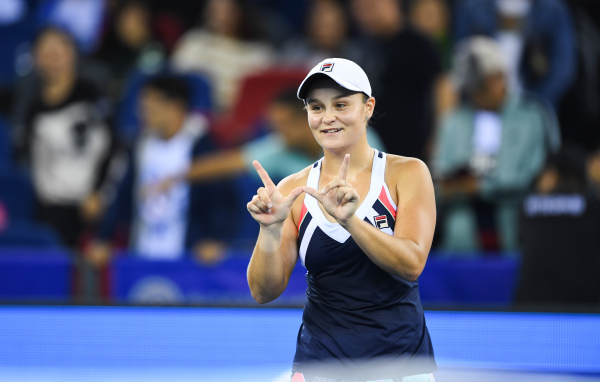 Молодая теннисистка Эшли Барти на корте 