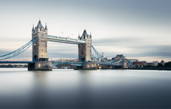 Красивый Тауэрский мост над рекой, Лондон