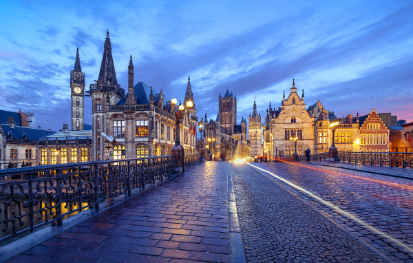 Мост и старинные дома в городе Гент, Бельгия