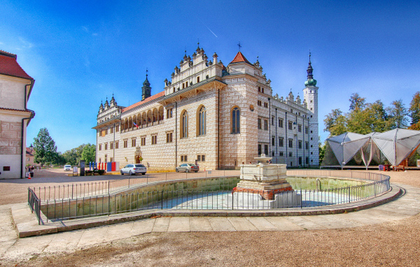Литомишльский замок с фонтаном под голубым небом, Чехия