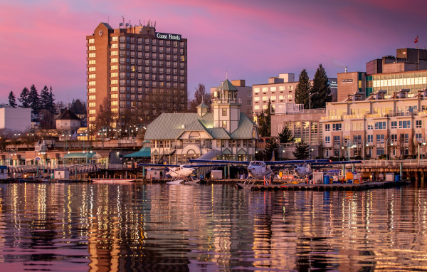 Здания у причала на закате, Ванкувер. Канада