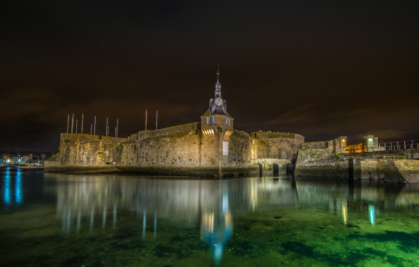 Крепость у воды ночью, коммуна Конкарно. Франция