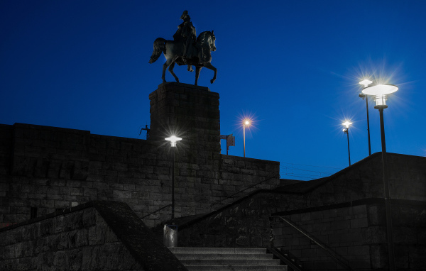 Памятник германского императора Вильгельма I в свете ночных фонарей, Кёльн. Германия