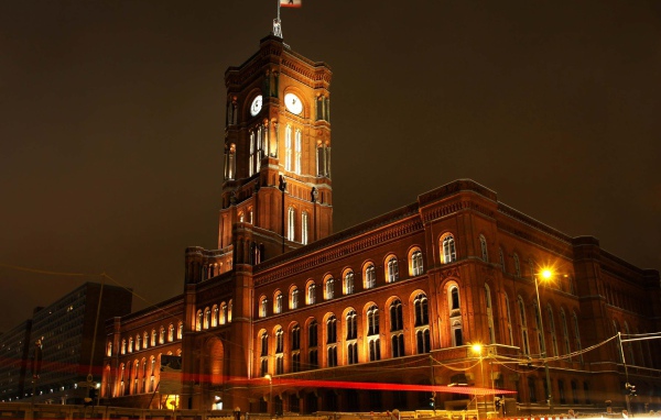 Здание Красная ратуша ночью, Берлин. Германия