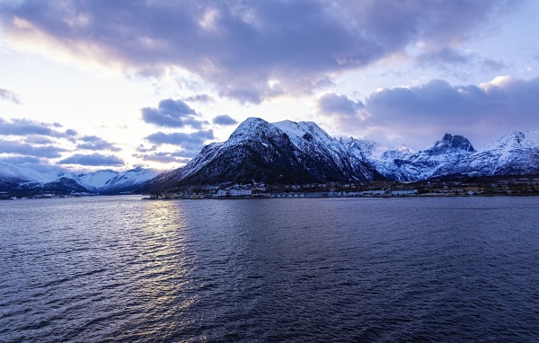 Город Ондалснес у реки на фоне гор, Норвегия