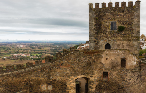 Старинный замок Монсараш, Португалия