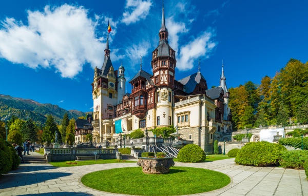 Замок Пелеш под красивым голубым небом, Румыния