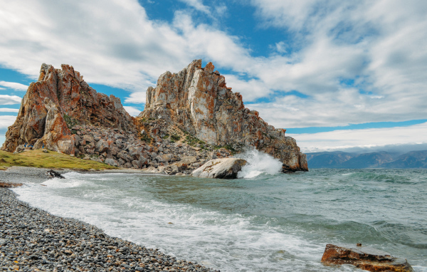 Скалы под голубым небом на острове Ольхон, Россия