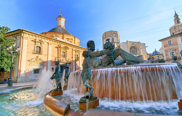 Фонтан у домов в городе Валенсия, Испания 