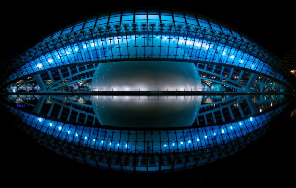 Кинотеатр Hemisferic ночью, Валенсия. Испания