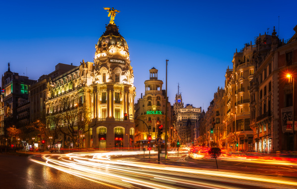 Дома на вечерней улице в городе Мадрид, Испания