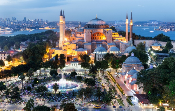 Вид на вечернюю мечеть Коджатепе, Анкара. Турция