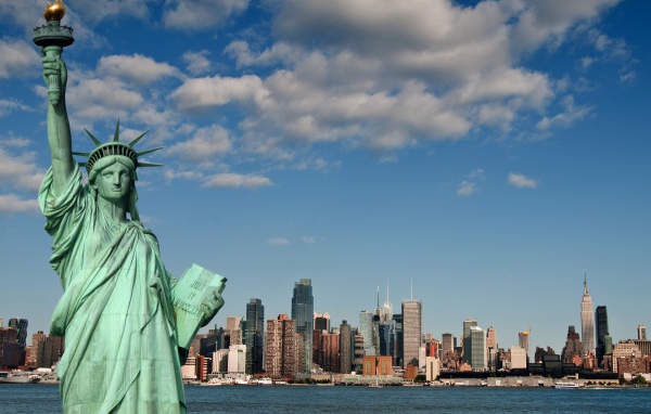 Статуя свободы на фоне голубого неба, США