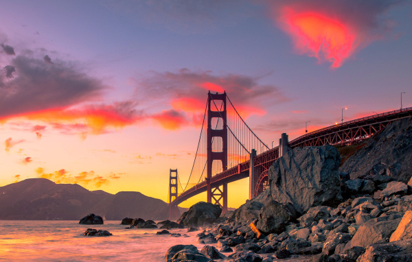 Мост Золотые Ворота на фоне красивого неба в Сан-Франциско, Калифорния. США