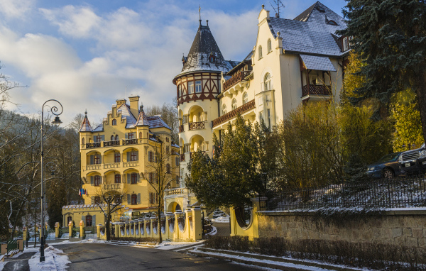 Красивый дом на зимней улице в городе Карловы Вары, Чехия