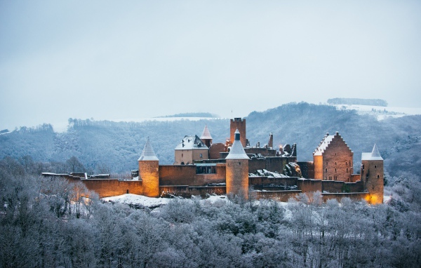 Замок Bourscheid Castle зимой, Буршейд, Люксембург
